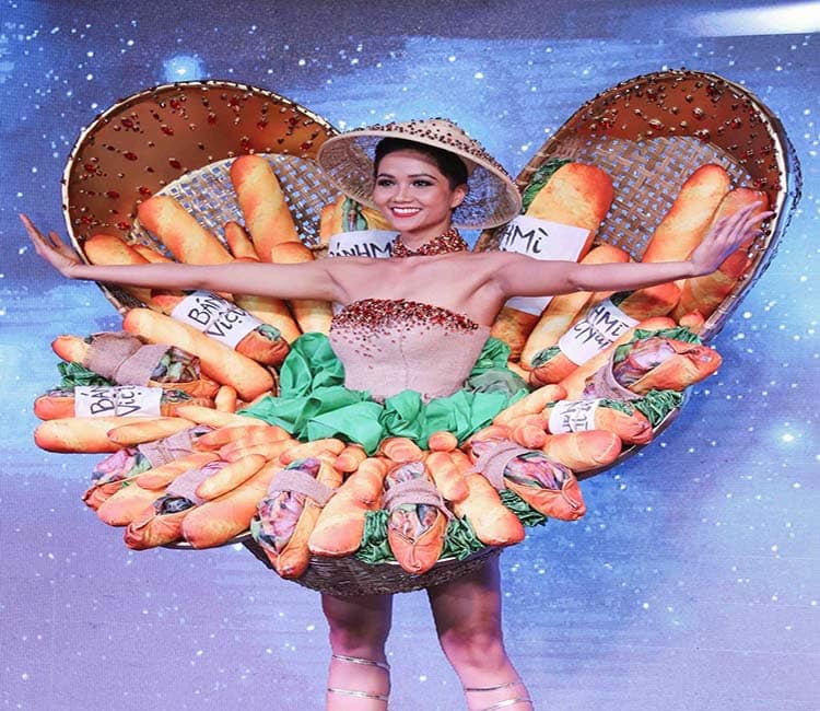 Hoa hậu H'Hen Niê trong trang phục bánh mì Việt Nam