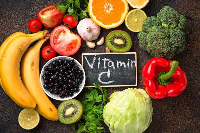 vitamin C giúp dưỡng da sau khi xăm.