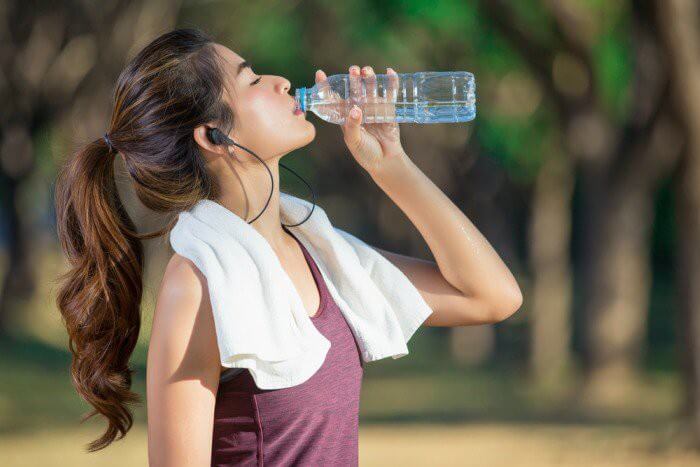 Uống nhiều nước giúp dưỡng môi khô hiệu quả